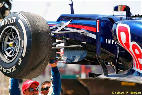 Эвакуация машины Феттеля