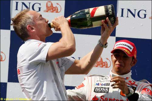 Мартин Уитмарш (слева) и Льюис Хэмилтон на подиуме Гран При Венгрии