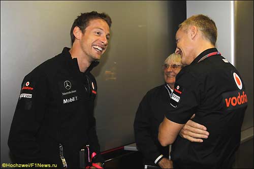 Мартин Уитмарш и Берни Экклстоун (справа) поздравляют Дженсона Баттона с победой