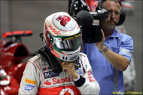 Льюис Хэмилтон после квалификации в Сингапуре