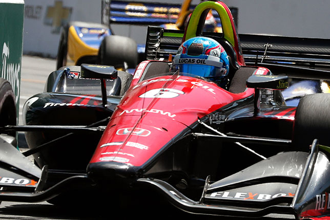 Роберт Уиккенс за рулём машины команды Schmidt Peterson Motorsports