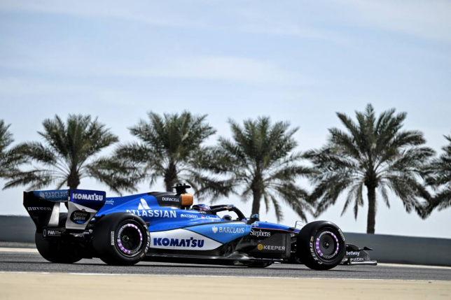 Алекс Элбон за рулём FW48 на тестах в Бахрейне, фото XPB