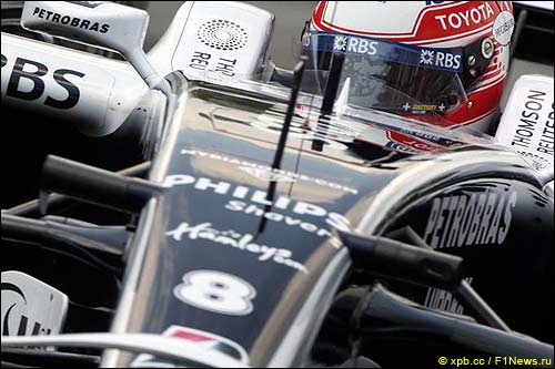 Логотип Philips на Williams Казуки Накаджимы