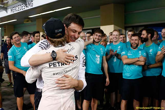 Тото Вольфф поздравляет Нико Росберга с победой в Абу-Даби