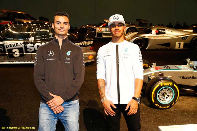 Паскаль Верляйн и Льюис Хэмилтон в музее Mercedes-Benz в Штутгарте