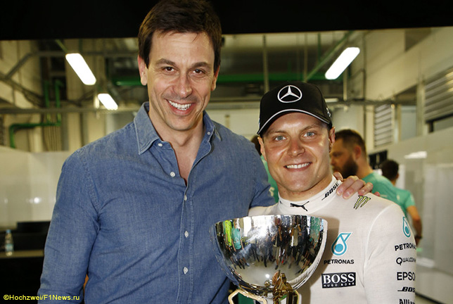 Тото Вольфф и Валттери Боттас после победы в Гран При России