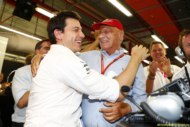 Тото Вольфф и Ники Лауда после финиша Гран При Сингапура