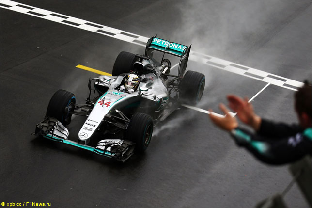 Команда приветствует Льюиса Хэмилтона после победы в Интерлагосе