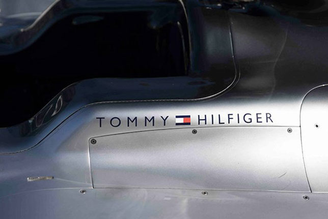 Логотип Tommy Hilfiger на машине Mercedes