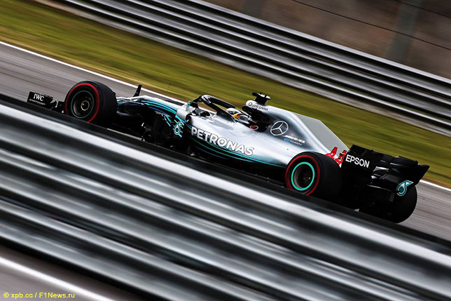 Льюис Хэмилтон во время тренировок в Сан-Паулу