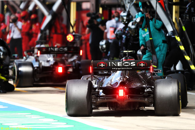 Двойной пит-стоп Льюиса Хэмилтона и Валттери Боттаса