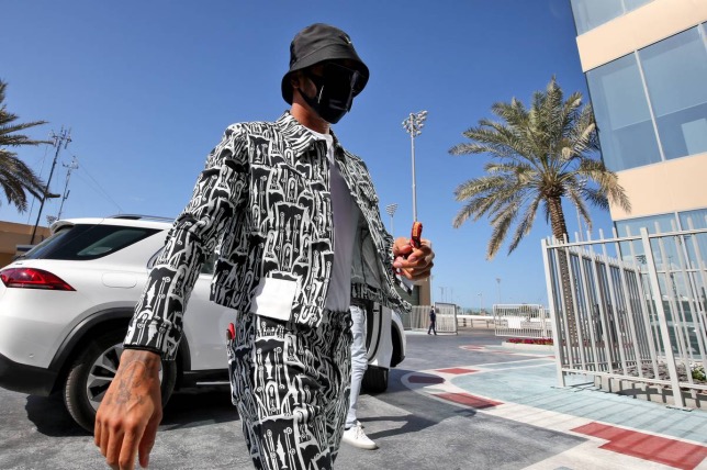 Льюис Хэмилтон в паддоке автодрома Яс-Марина