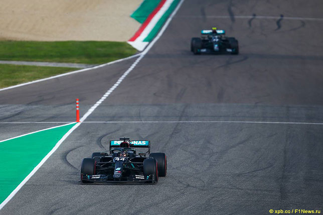 Машины Mercedes на трассе Гран При Эмилии-Романьи, 2020 год