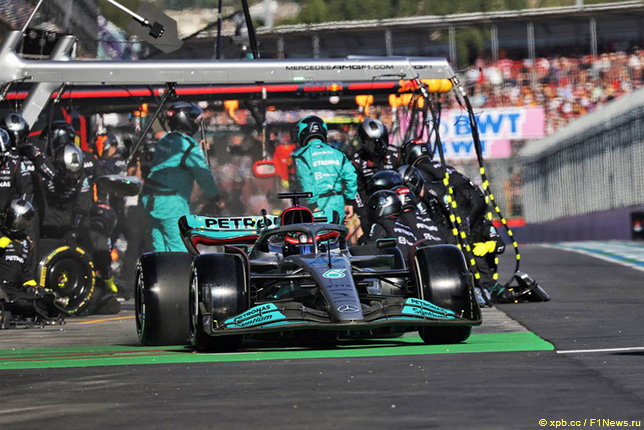 Джордж Расселл за рулём Mercedes W13 на пит-лейн трассы в Мельбурне