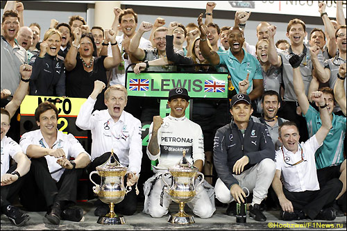 Команда Mercedes AMG празднует победный дубль