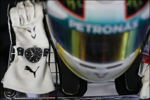 Логотип Puma на перчатках Льюиса Хэмилтона