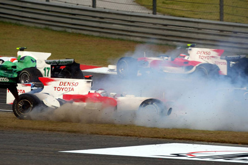 Разворот Ярно Трулли на старте Гран При Китая