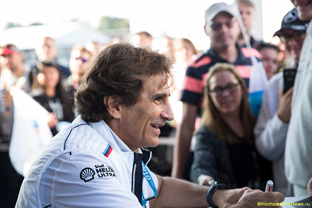 Алекс Занарди на встрече с болельщиками во время гоночного уик-энда DTM в Хоккенхайме